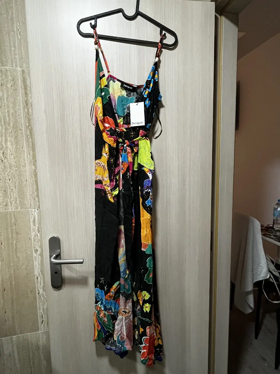 Vestido largo Desigual con estampado vibrante y detalles coloridos. Ideal para un look bohemio y llamativo.