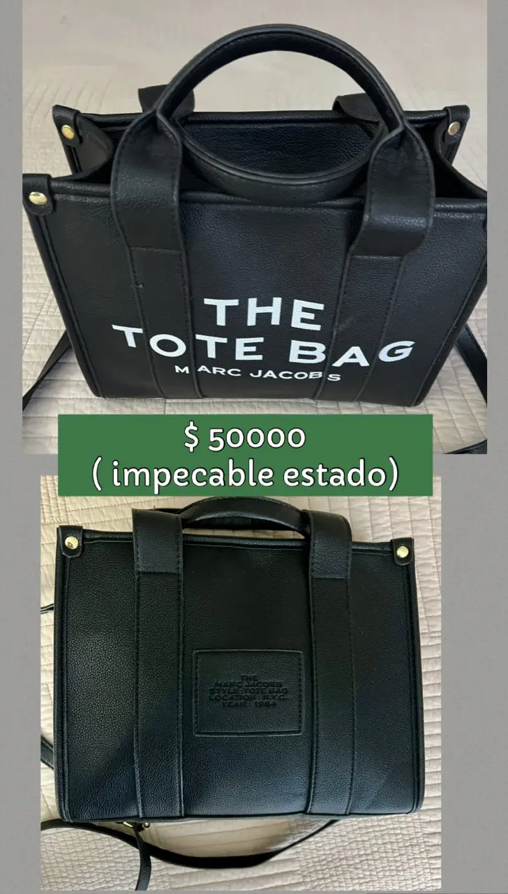 Bolso tote negro de la marca Marc Jacobs, con el logo "The Tote Bag" en blanco. Perfecto para llevar todo lo que necesitas con estilo y elegancia.