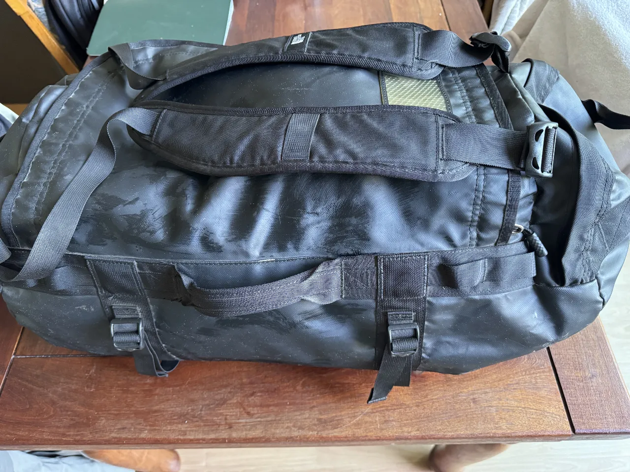Bolso de viaje The North Face Base Camp XL, negro, resistente y espacioso, ideal para viajes largos y aventuras. Con múltiples correas y compartimentos para organizar tus pertenencias.
