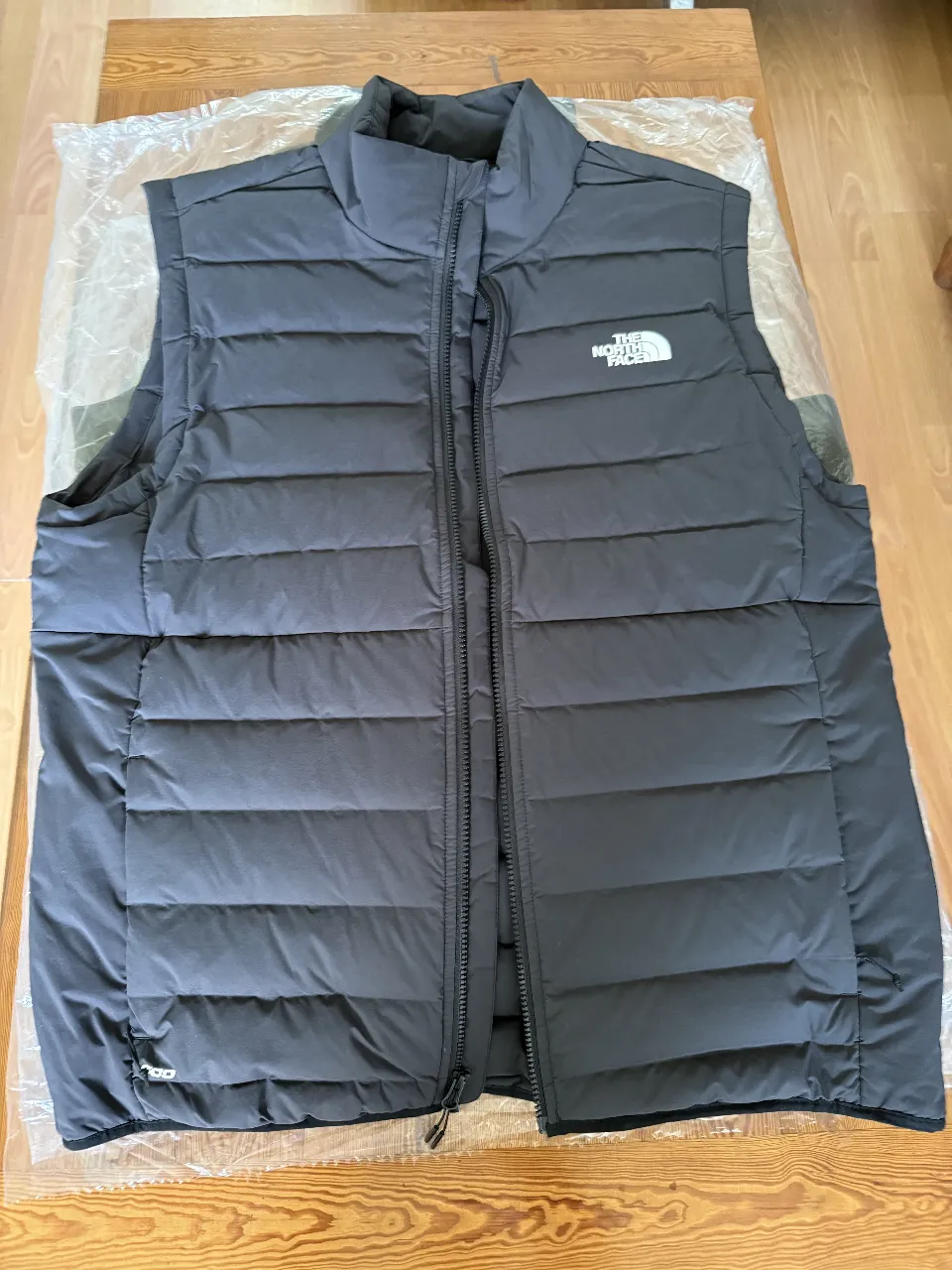 Chaleco The North Face para hombre, color gris oscuro, talle XL. Ideal para el invierno, con relleno de pluma 600. Perfecto para actividades al aire libre o uso diario.