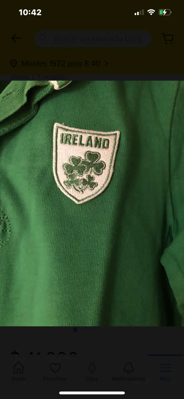 Remera de manga larga verde con escudo de Irlanda. Ideal para fanáticos del rugby o para un look casual.
