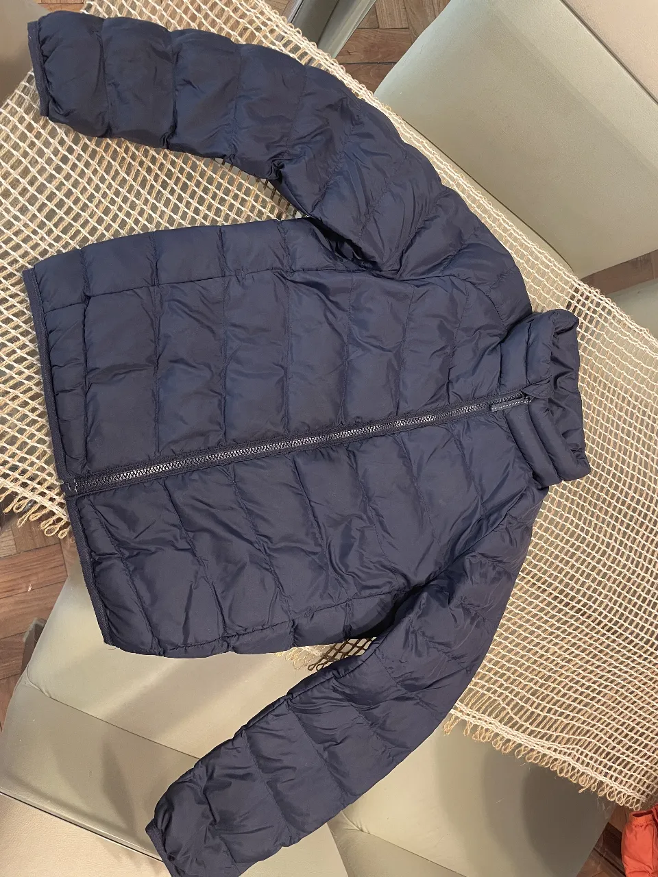 Campera acolchada uniqlo azul marino, ideal para el frío. Tiene cierre completo. Perfecta para un look casual y abrigado.