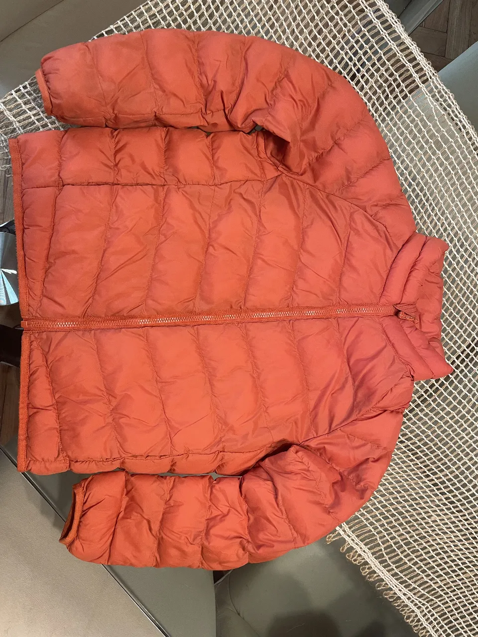 Campera acolchada naranja, ideal para los días frescos. Perfecta para que los chicos jueguen al aire libre o para el día a día.