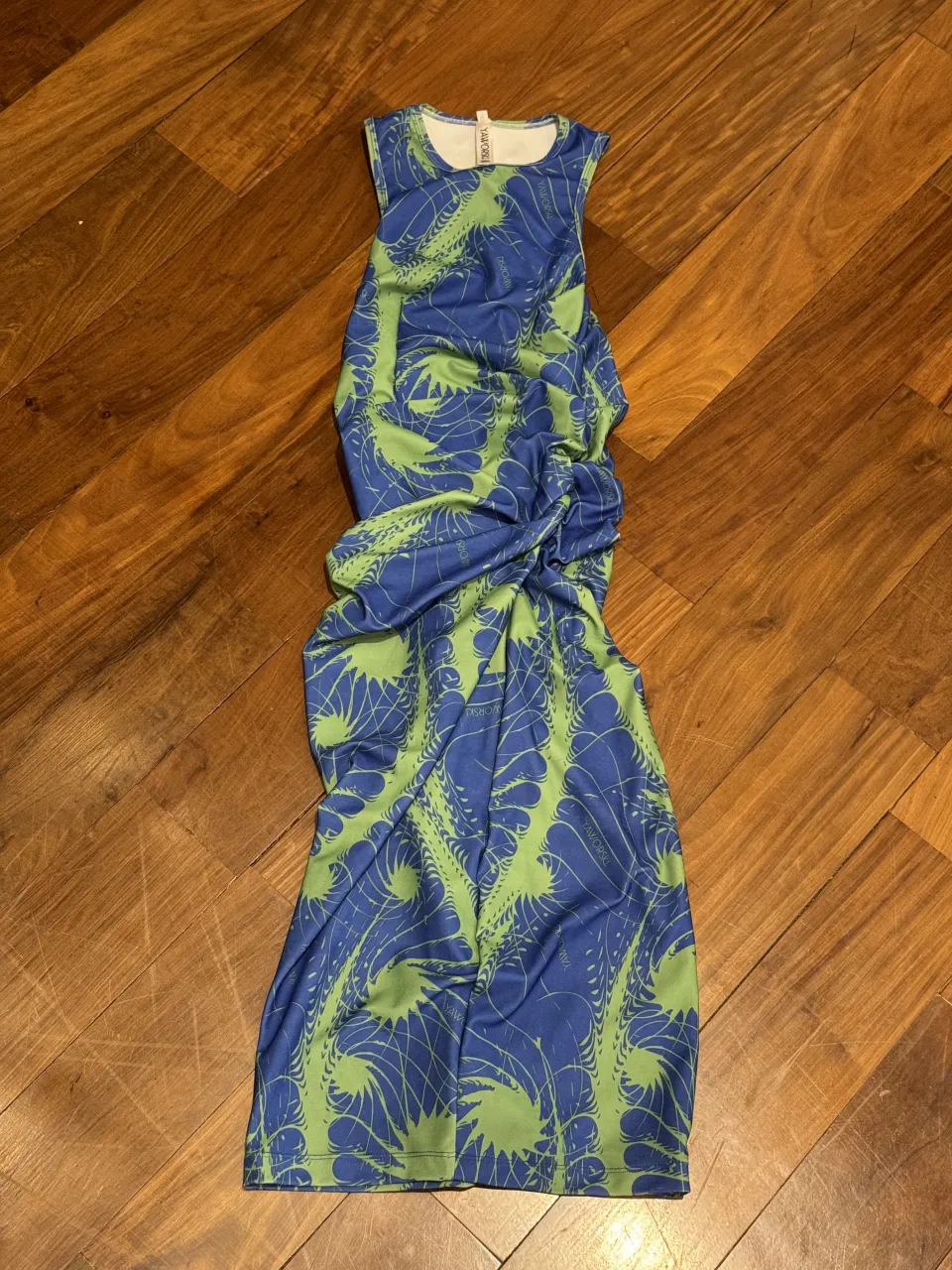 Vestido largo estampado en azul y verde, con un diseño drapeado y moderno. Ideal para lucir un look canchero y original.