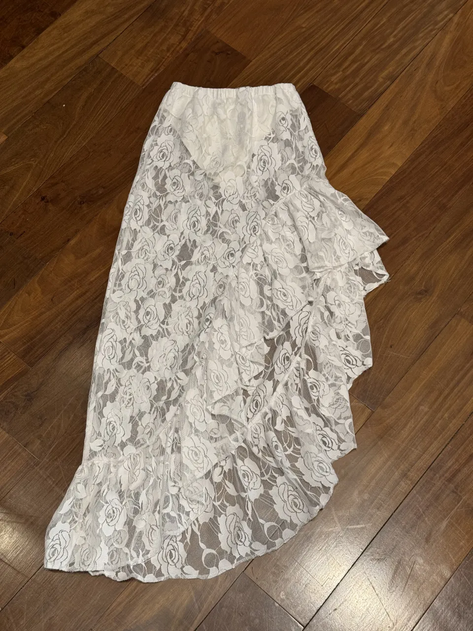 Pollera blanca de encaje con volados asimétricos. Ideal para un look romántico y femenino.