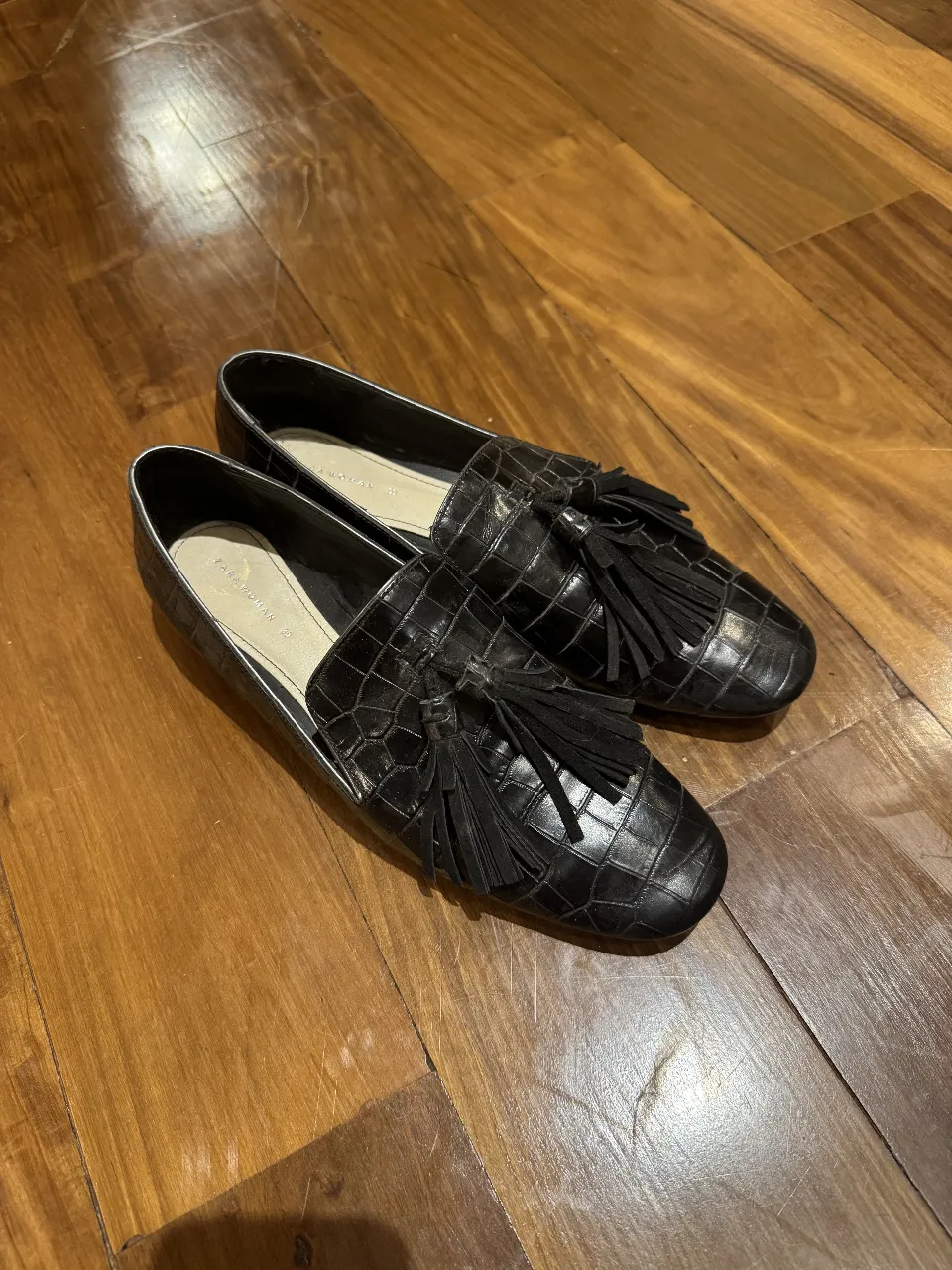 Mocasines negros de mujer con detalle de flecos. Diseño con textura símil cocodrilo y plantilla de cuero. Marca Zara Woman. Talle 39