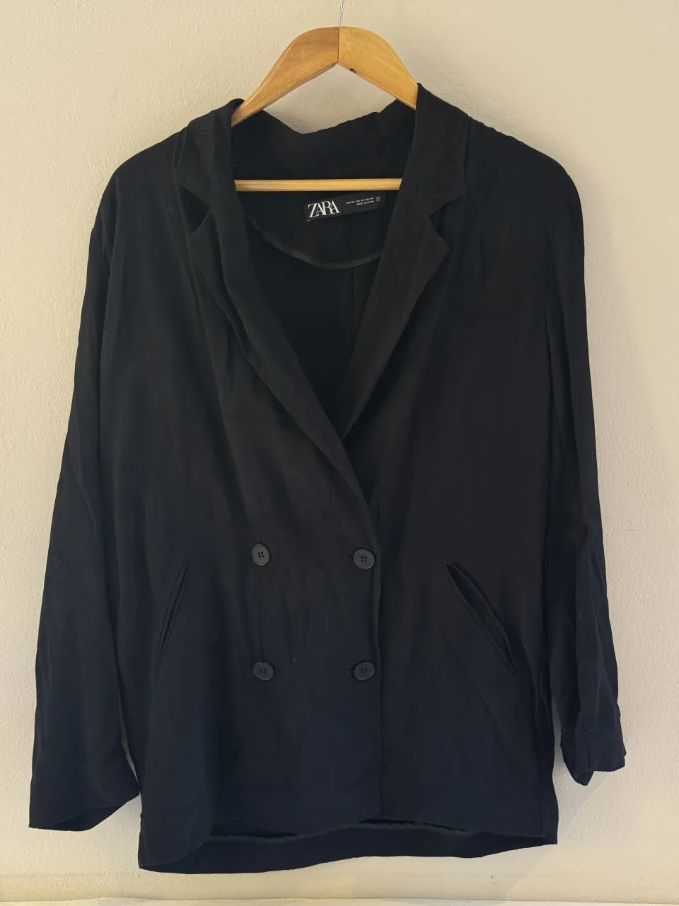 Blazer negro con estampado de tigres, ideal para un look canchero y con onda. Tiene doble abotonadura y bolsillos frontales. Perfecto para elevar cualquier outfit.