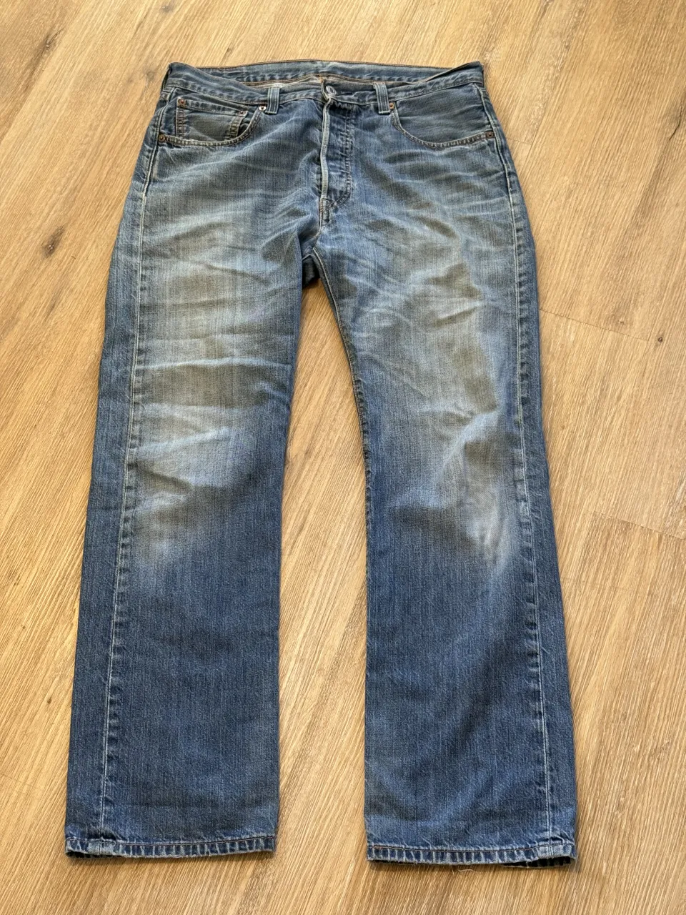 Jeans Levi's 501, corte recto, talle 34x32. Un clásico que nunca pasa de moda, ideal para un look casual y canchero. Tienen un lavado desgastado que les da un toque vintage.