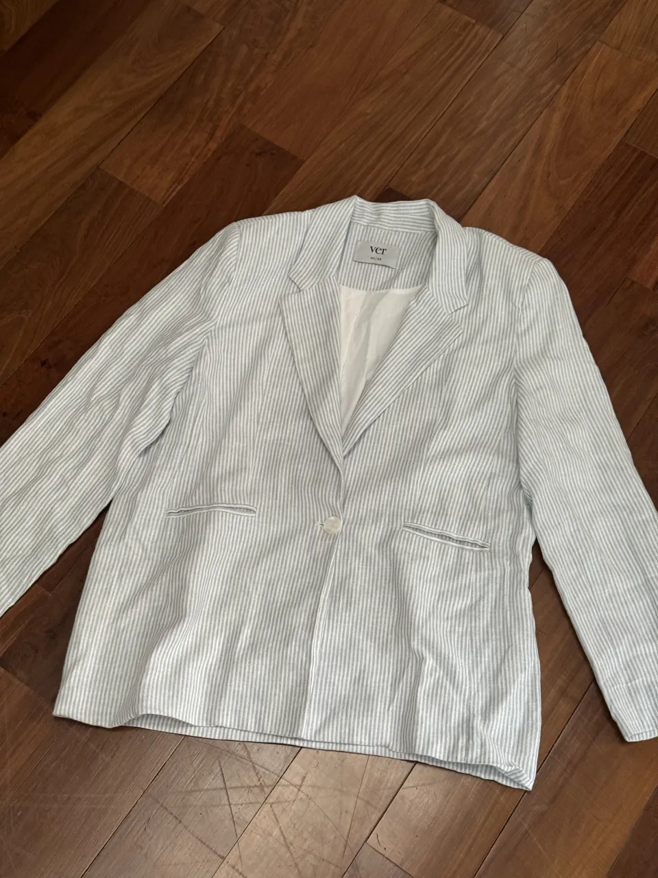 Blazer a rayas celeste y blanco, ideal para un look canchero y fresco. Perfecto para combinar con jeans o pantalones de vestir. Tiene una pequeña mancha debao del doblez del cuello. 