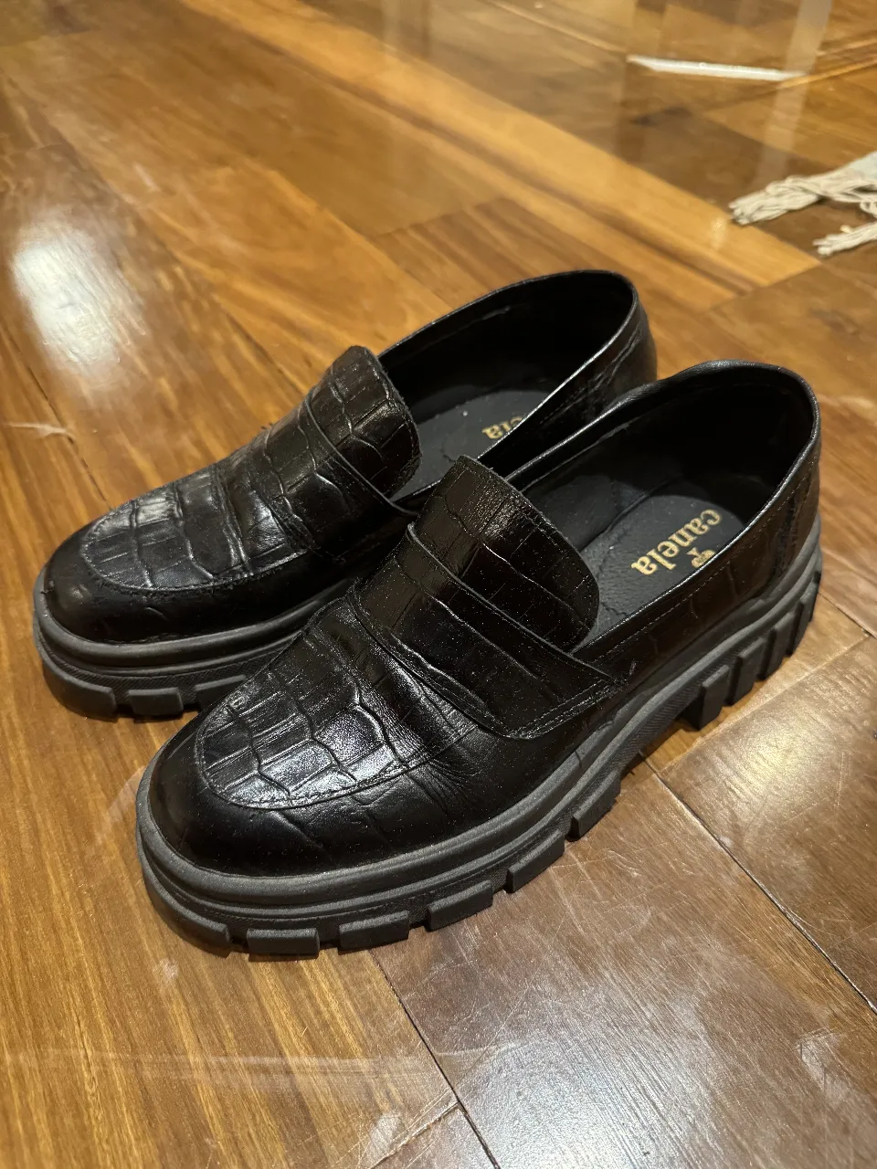Mocasines negros con diseño de cocodrilo y suela gruesa. Ideales para un look moderno y cómodo. Mirar ultima foto! esta un poxo descocido, no se nota al usartlo pero mirar el detalle en la foto. 