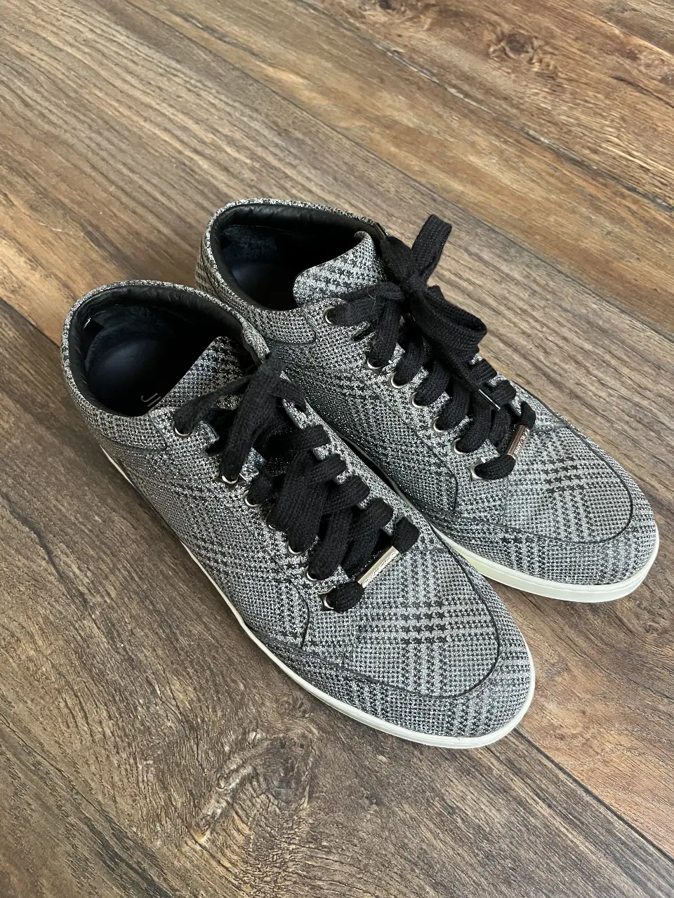 Zapatillas Jimmy Choo, con estampado de cuadros en tonos grises y blancos, tienen MUUUUUUCHO brillo, no se llega a ver en la foto. Tienen cordones negros y suela blanca con detalles de estrellas en la suela. Talle 39 1/2. Nuevas salen 600 usd. 