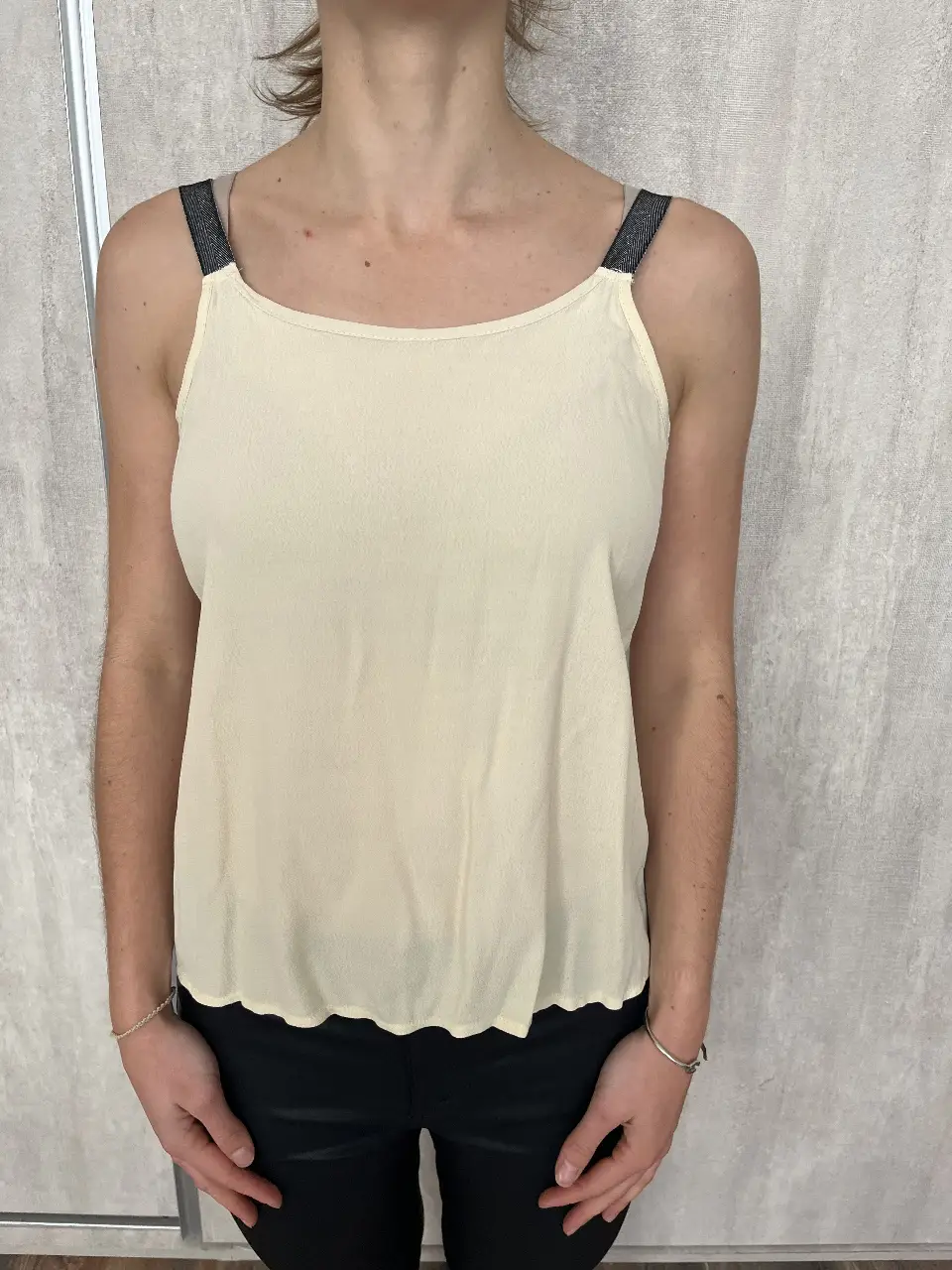 Musculosa de mujer en color crudo con tiras en color negro y plateado. Ideal para un look casual y fresco.