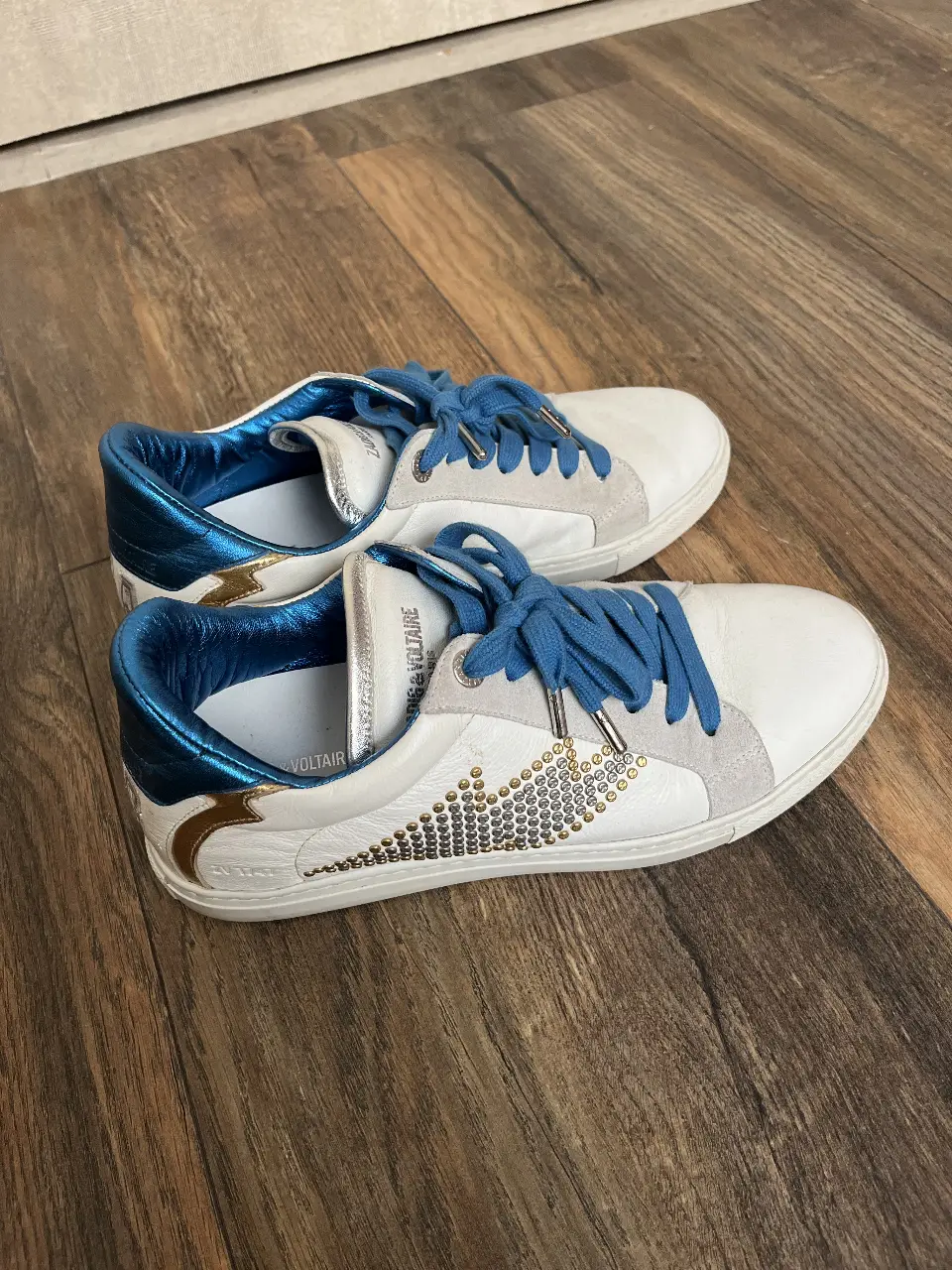 Zapatillas Zadig & Voltaire blancas con detalles en azul y dorado, con cordones azules. Talle 40.