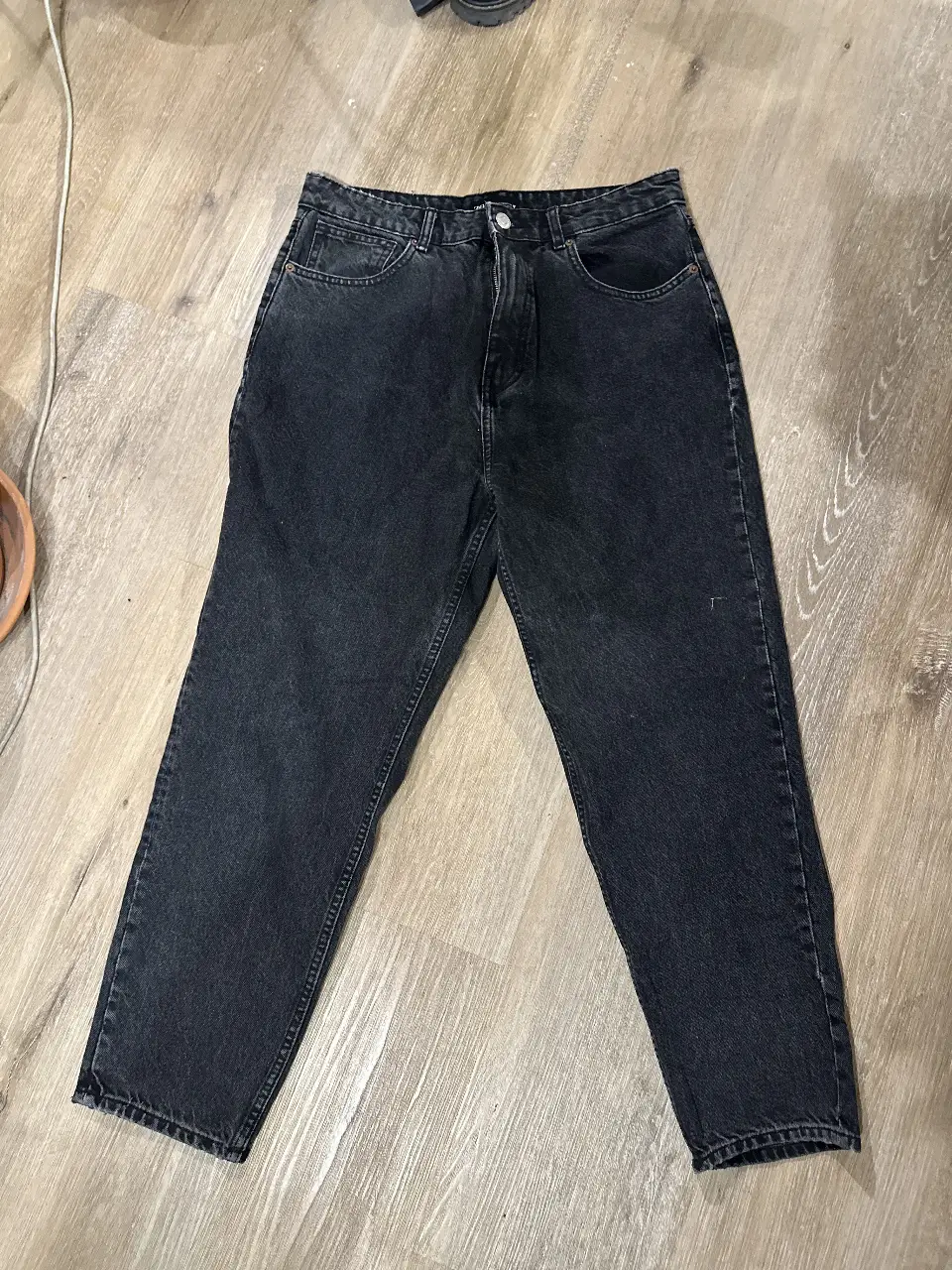 Jeans rectos de mujer, color negro, tiro alto, de la marca Zara. Ideal para un look casual y moderno.