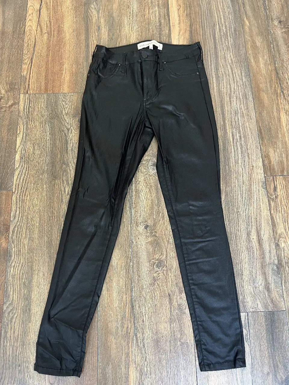 Pantalón de jean negro, modelo slim, de la marca Kosiuko Denim. Talle L. Ideal para un look casual y moderno.