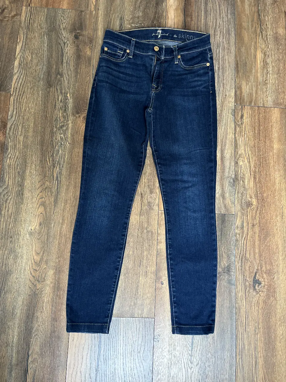 Jeans de mujer, modelo "The Skinny", tiro alto, color azul oscuro. Marca 7 For All Mankind. Talle 26.