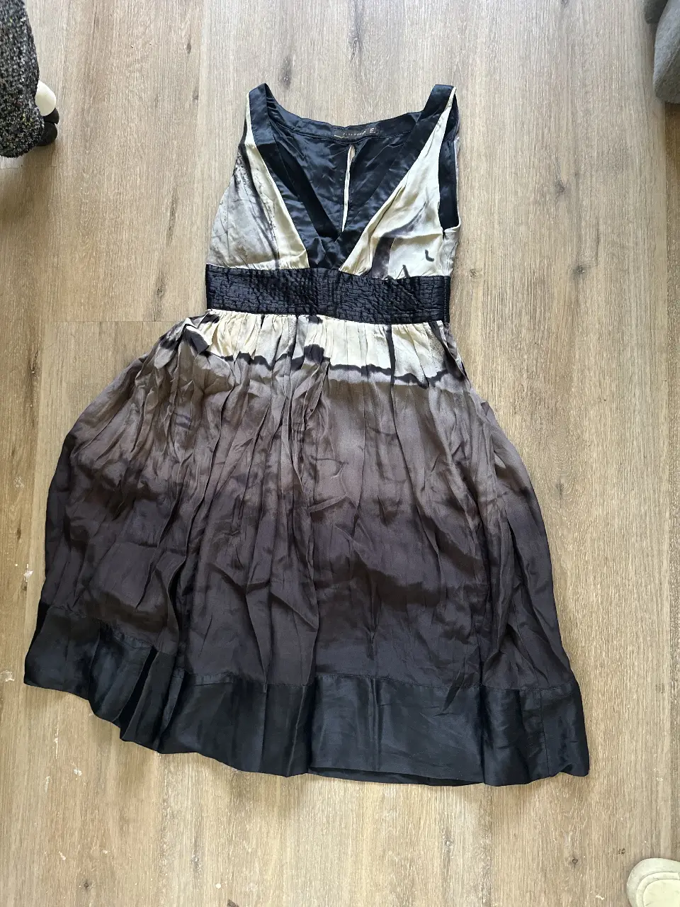 Vestido de mujer Zara Woman, con diseño degradado en tonos negro y blanco. Corte en la cintura con detalle fruncido y escote en V. Talle L pero es chico, diria M/S