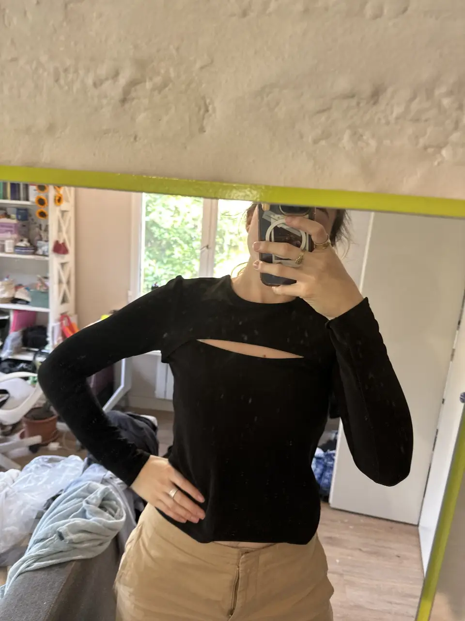 Remera negra de manga larga con abertura en el pecho. Ideal para un look moderno y audaz.