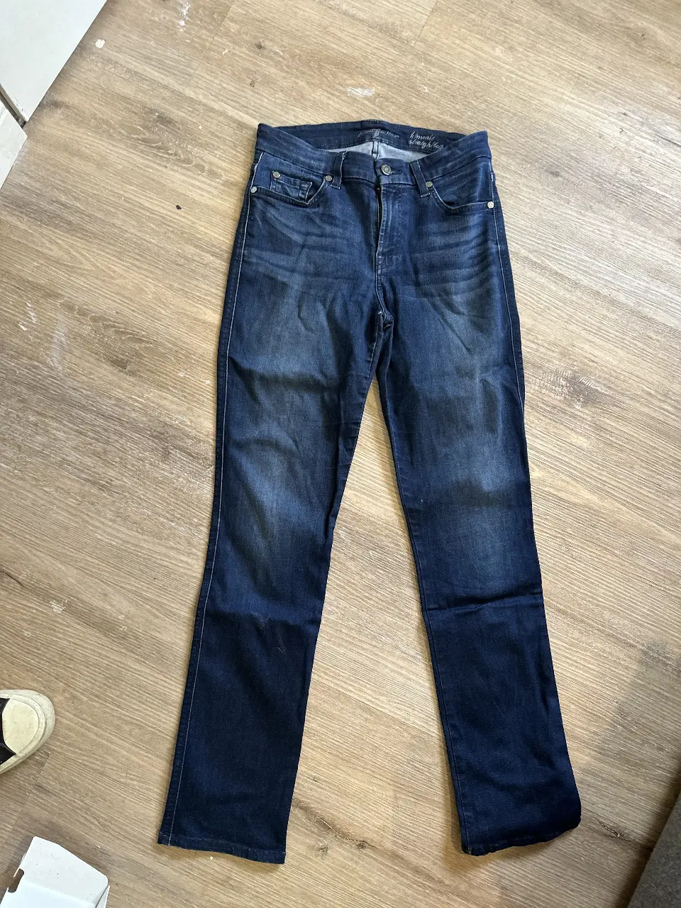 Jeans Kimmie Straight Leg de 7 For All Mankind, tiro medio, corte recto, color azul oscuro. Un clásico para tu guardarropa.