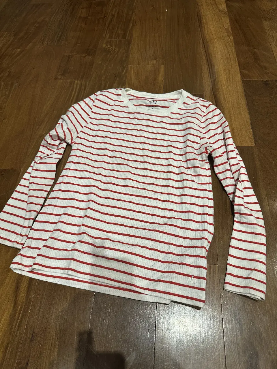 Remera de manga larga a rayas rojas y blancas, de la marca Paula Cahen D'Anvers. Ideal para un look casual y cómodo.