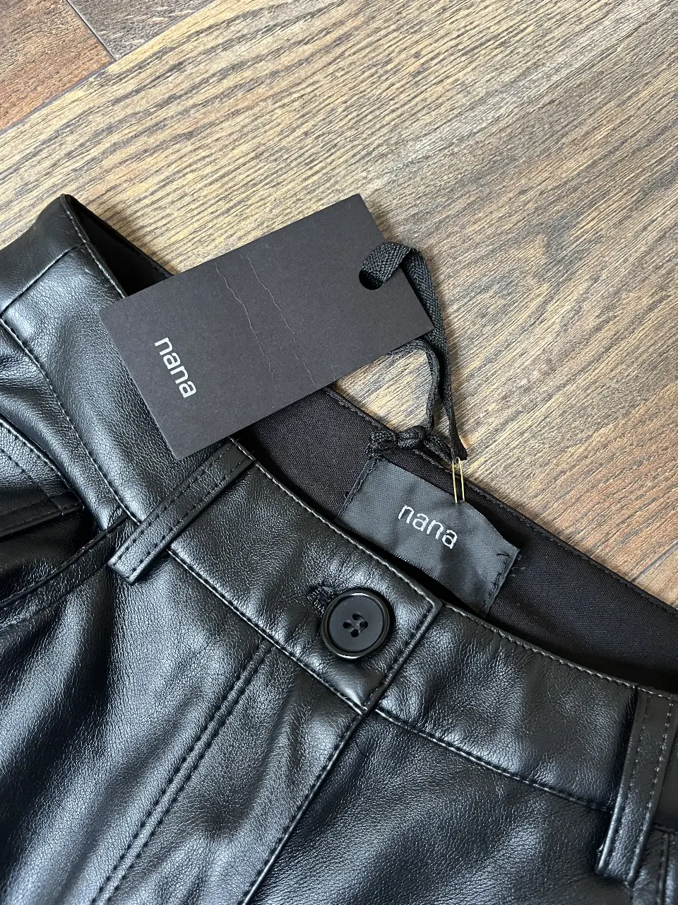 Pantalón de cuero sintético negro de la marca Nana, talle XS. Ideal para un look elegante y moderno.