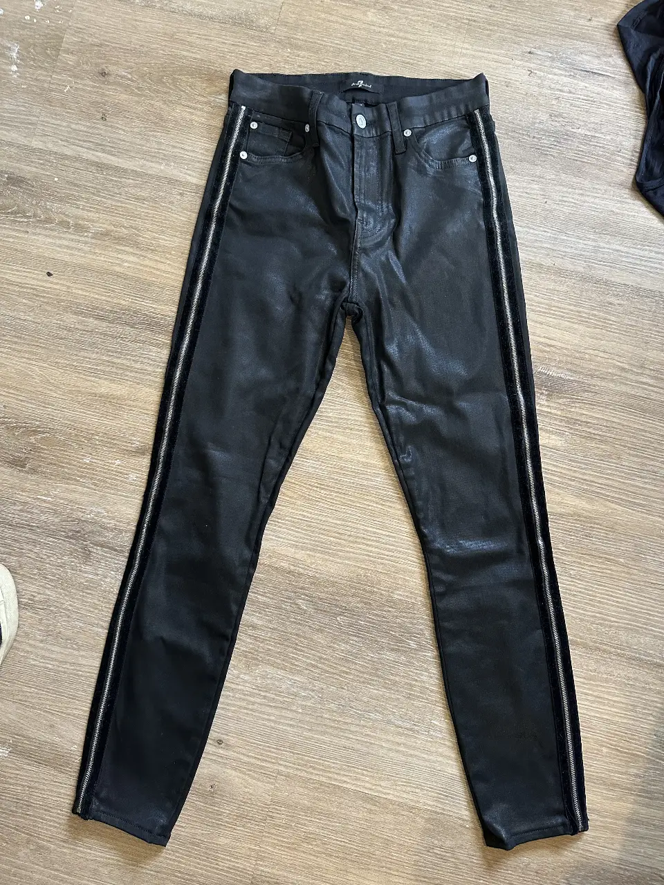 Jeans chupín negro con detalles de terciopelo en los laterales. Talle 27.