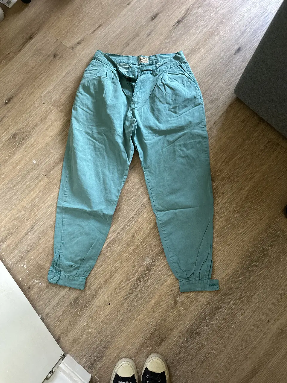 Bombacha de campo Pampero, color verde agua, talle 46. Tiro alto, con pinzas y puños en los tobillos. Ideal para un look casual y cómodo.