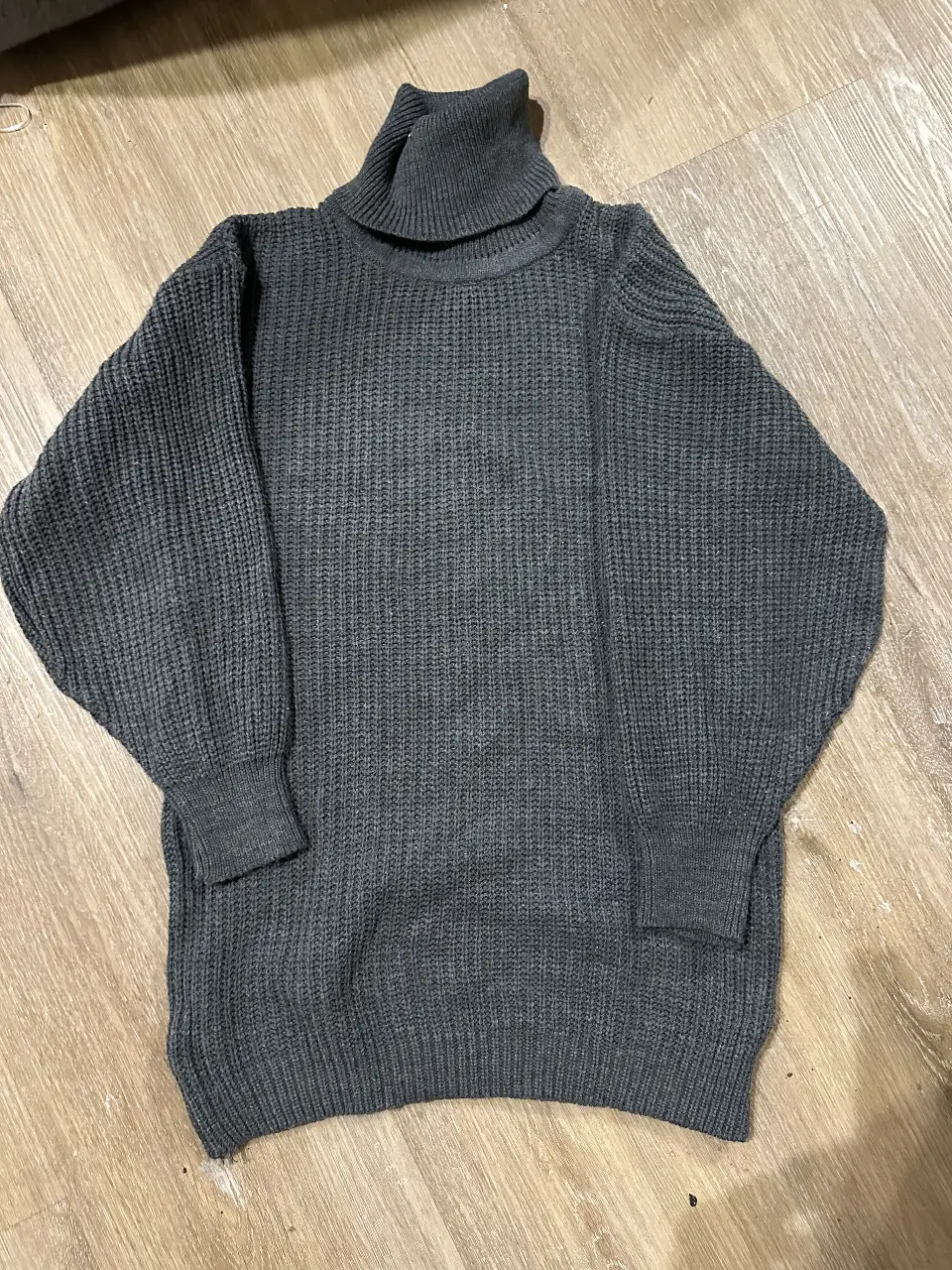 Sweater de cuello alto de tejido grueso, ideal para el invierno. Perfecto para un look casual y abrigado.
