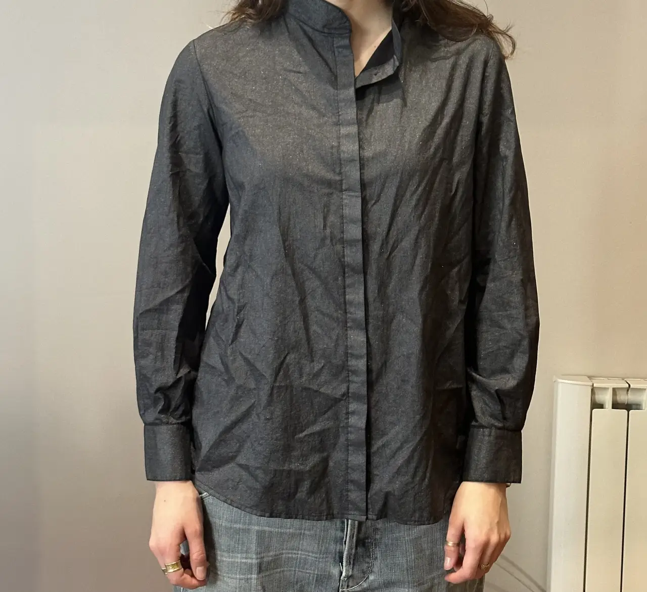 Camisa de mujer de manga larga, color gris oscuro con cuello mao. Confeccionada en algodón, ideal para un look casual y elegante. El color es tipo tornasolado. mirar la ultima foto.