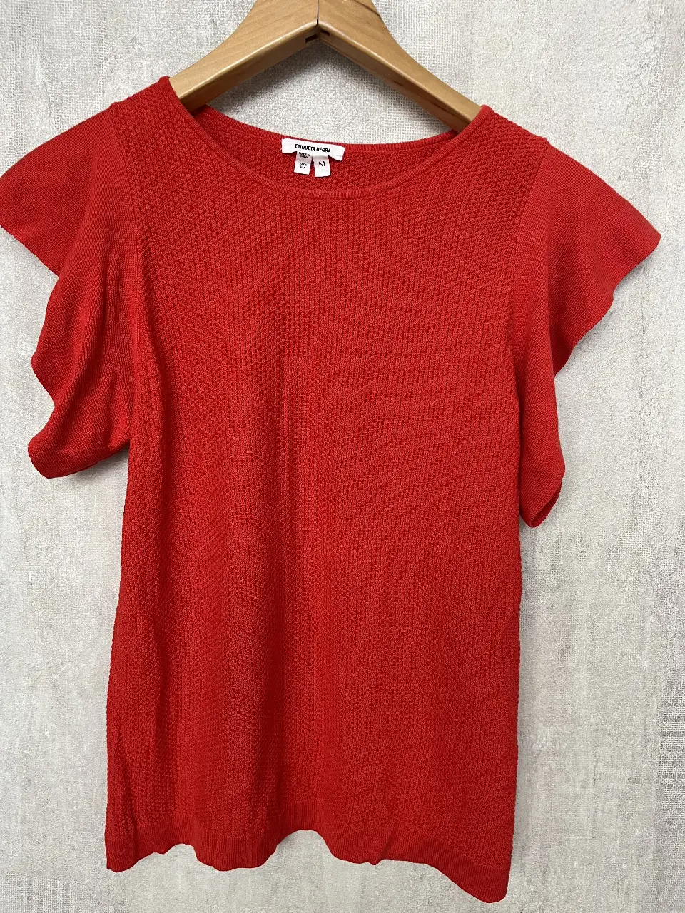 Blusa roja de seda con mangas cortas con volados. De la marca Etiqueta Negra, talle M. Ideal para una salida casual o para el trabajo.
