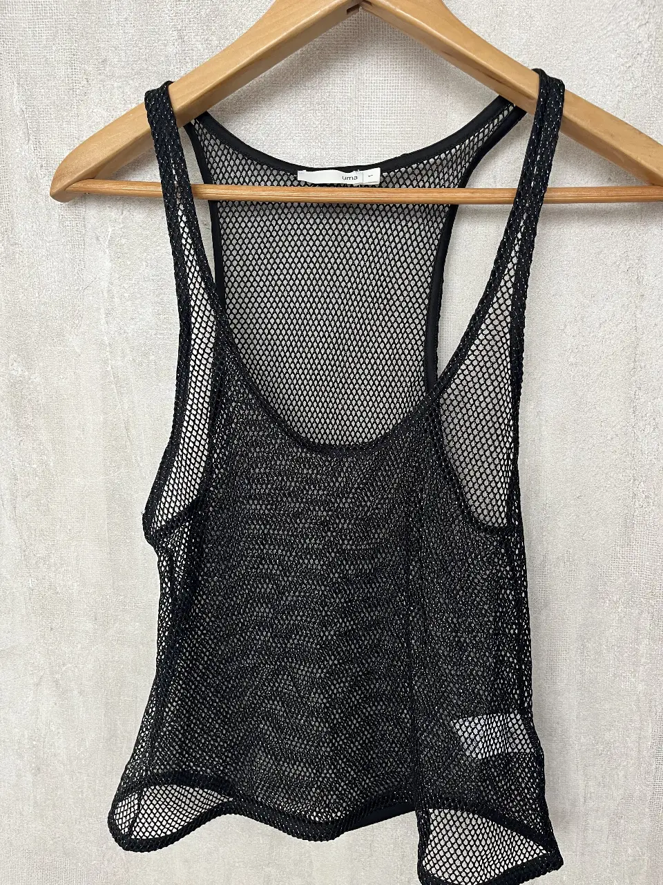 Top de red negro, ideal para usar sobre un top o corpiño. Perfecto para un look de fiesta o para darle un toque audaz a tu outfit.