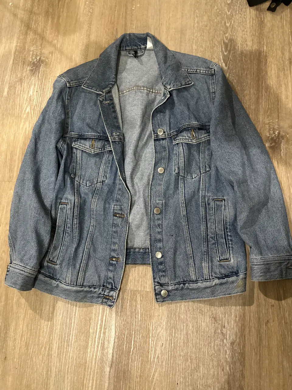 Campera de jean azul claro, estilo clásico con botones y bolsillos. Ideal para un look casual y versátil.