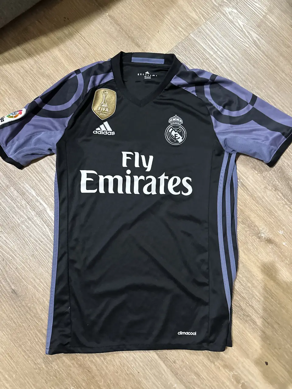 Camiseta de fútbol del Real Madrid, temporada 2016-2017, con el dorsal 7 de Cristiano Ronaldo. Diseño en negro con detalles en gris y el logo de Adidas.
