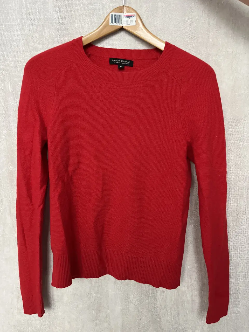 Sweater rojo de cuello redondo, ideal para un look casual y abrigado. Perfecto para el invierno.