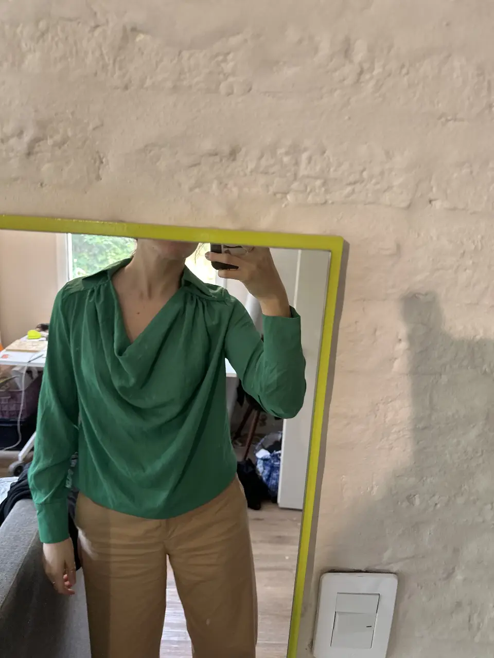 Blusa verde con cuello drapeado y mangas largas. Ideal para un look elegante y sofisticado.