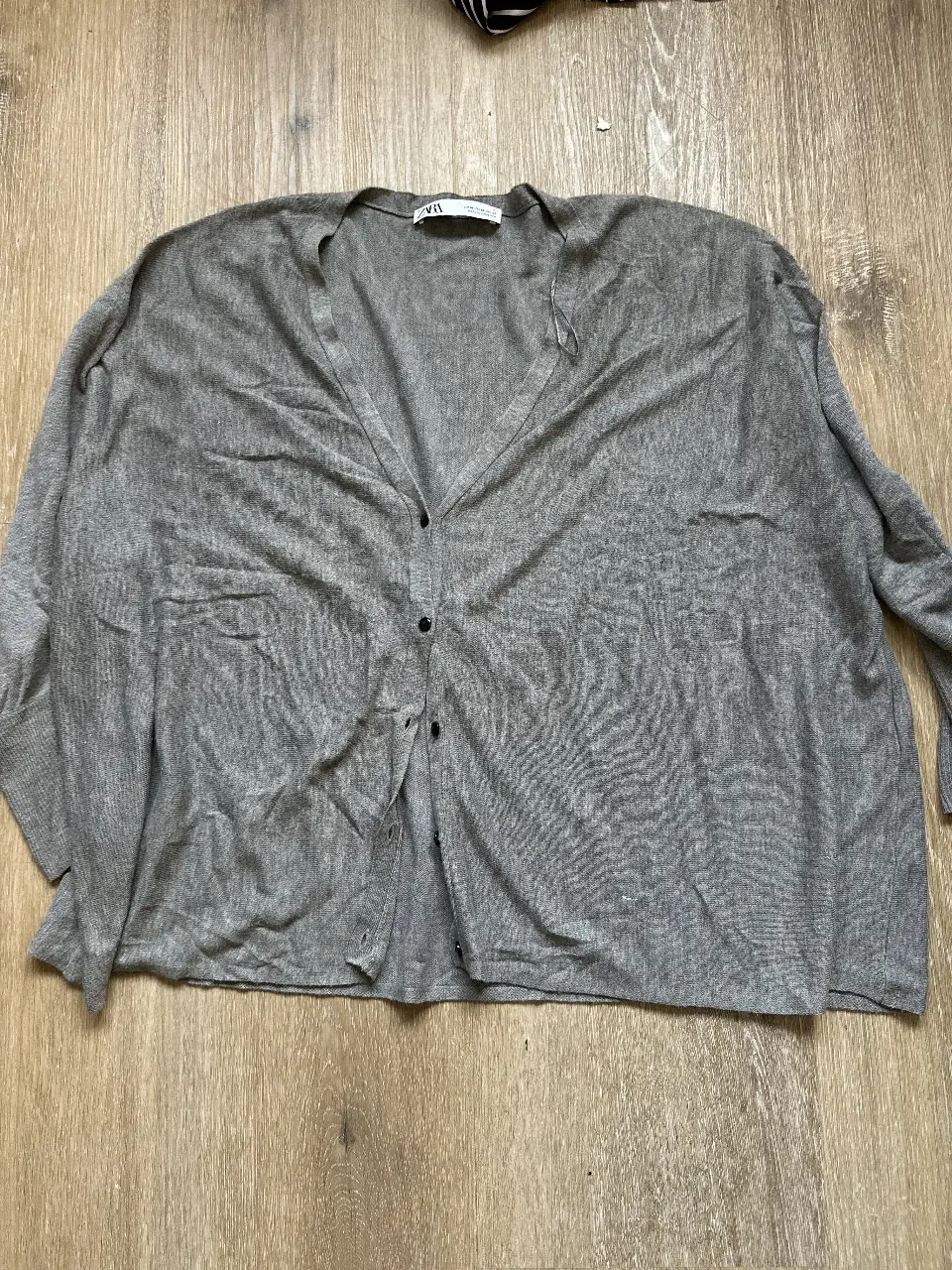 Cardigan gris de Zara, talle M. Ideal para un look casual y cómodo. Perfecto para usar en cualquier ocasión.