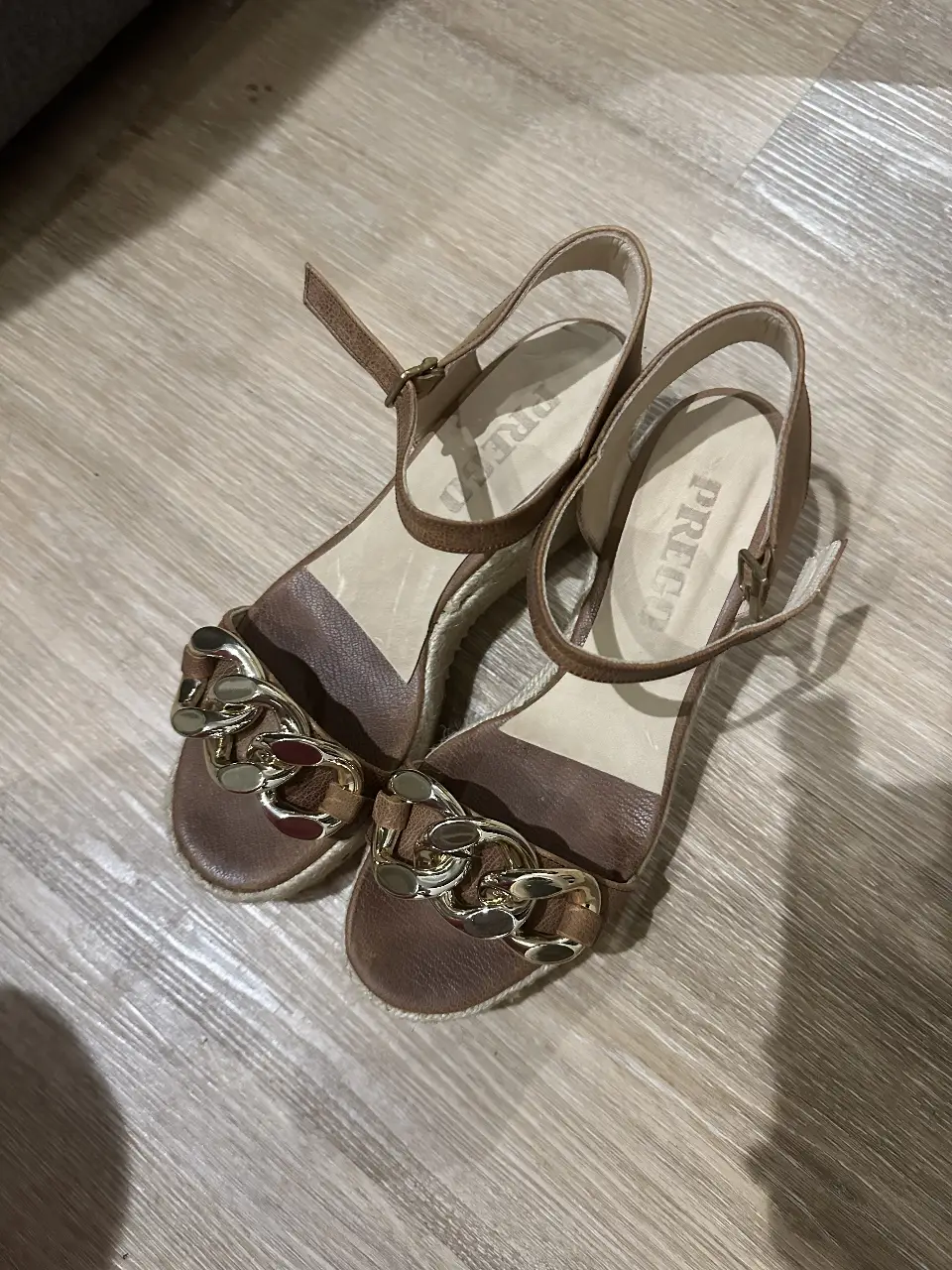 Sandalias PREGO con plataforma de yute y detalles dorados. Ideales para un look de verano elegante y cómodo.