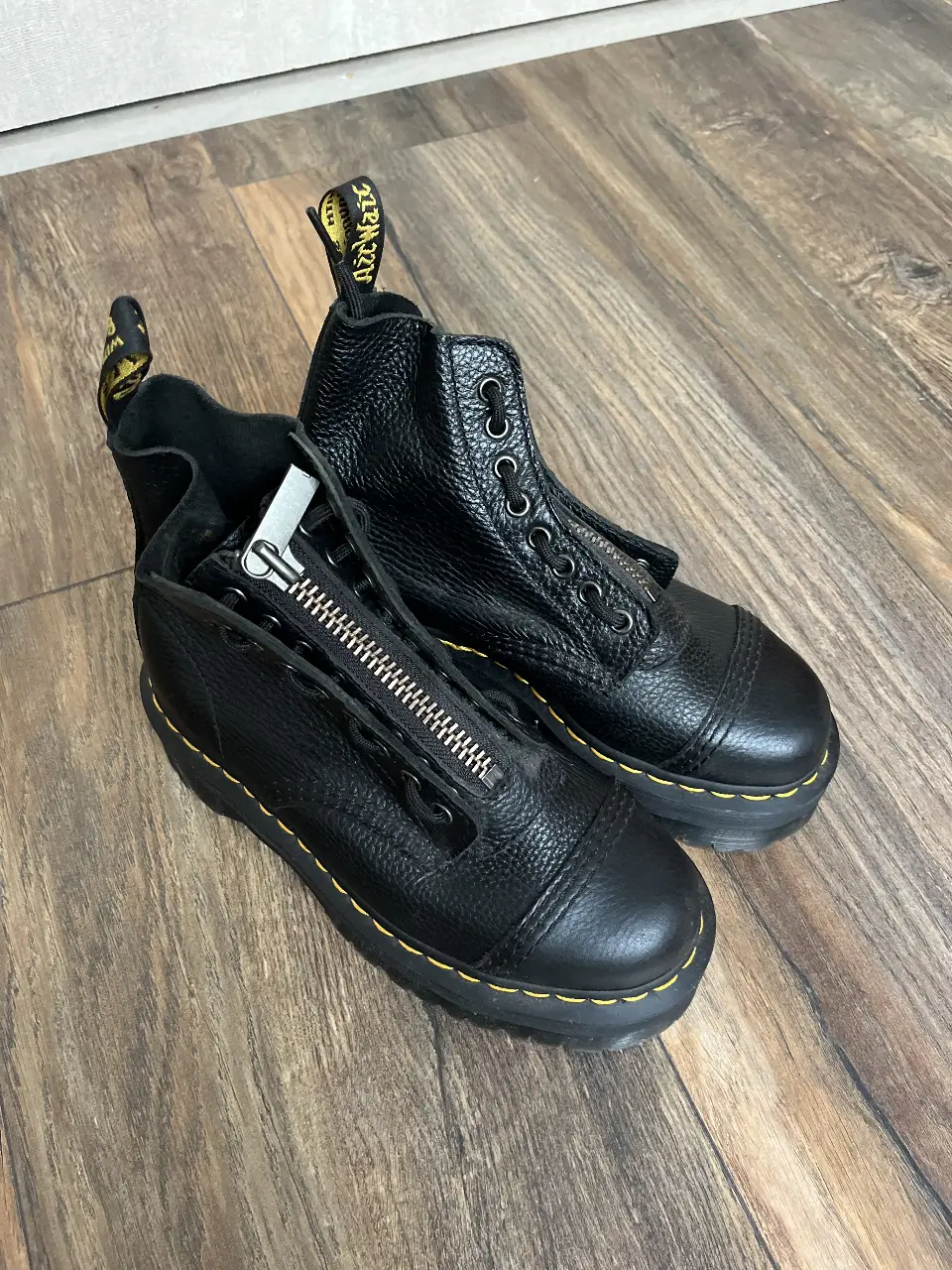 Borcegos Dr. Martens Sinclair de cuero negro con cierre frontal y suela gruesa. Talle 7 US.