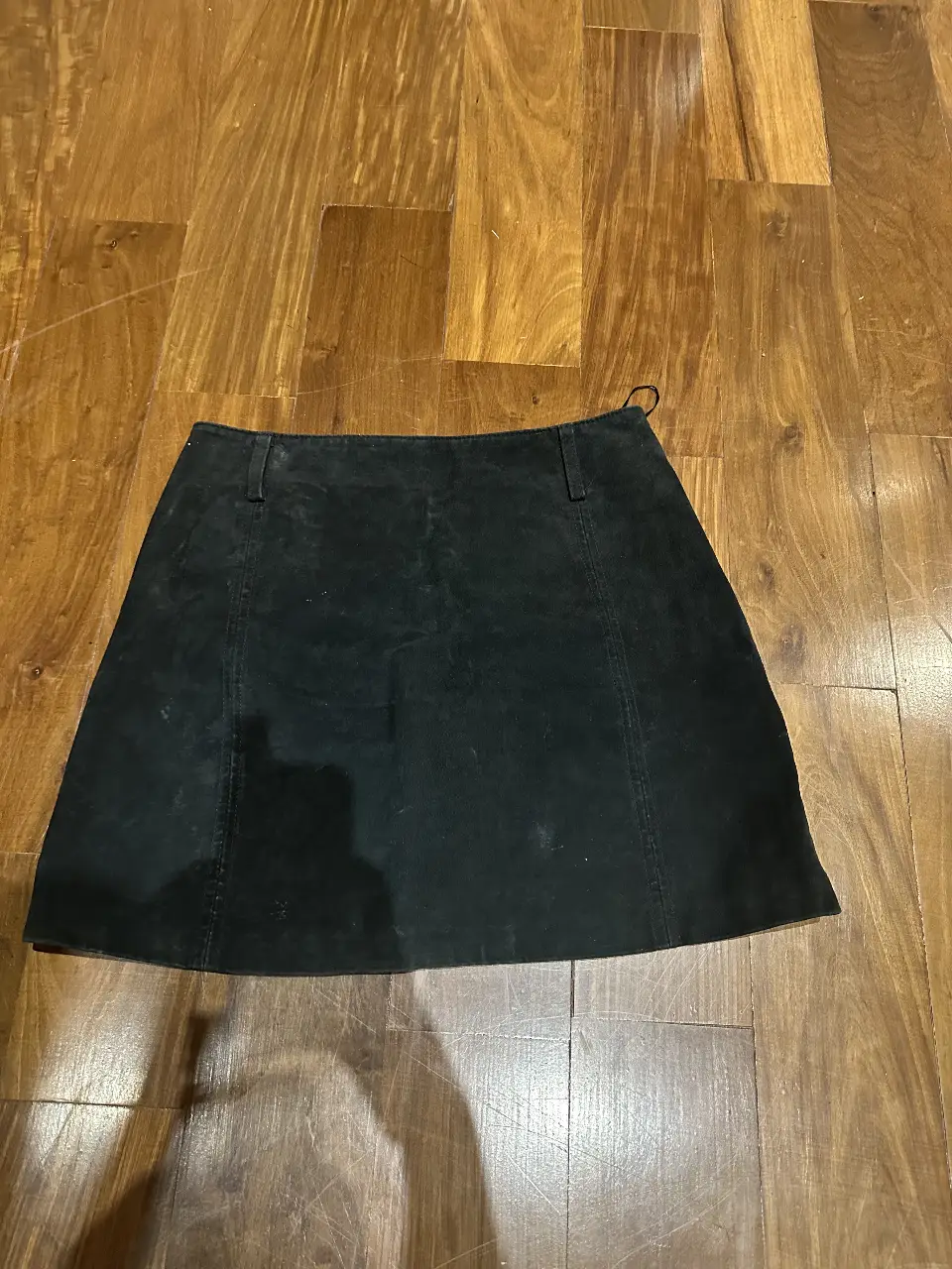 Pollera corta de gamuza negro, ideal para un look casual y versátil. Es talle M/L Perfecta para combinar con diferentes estilos y crear outfits modernos.