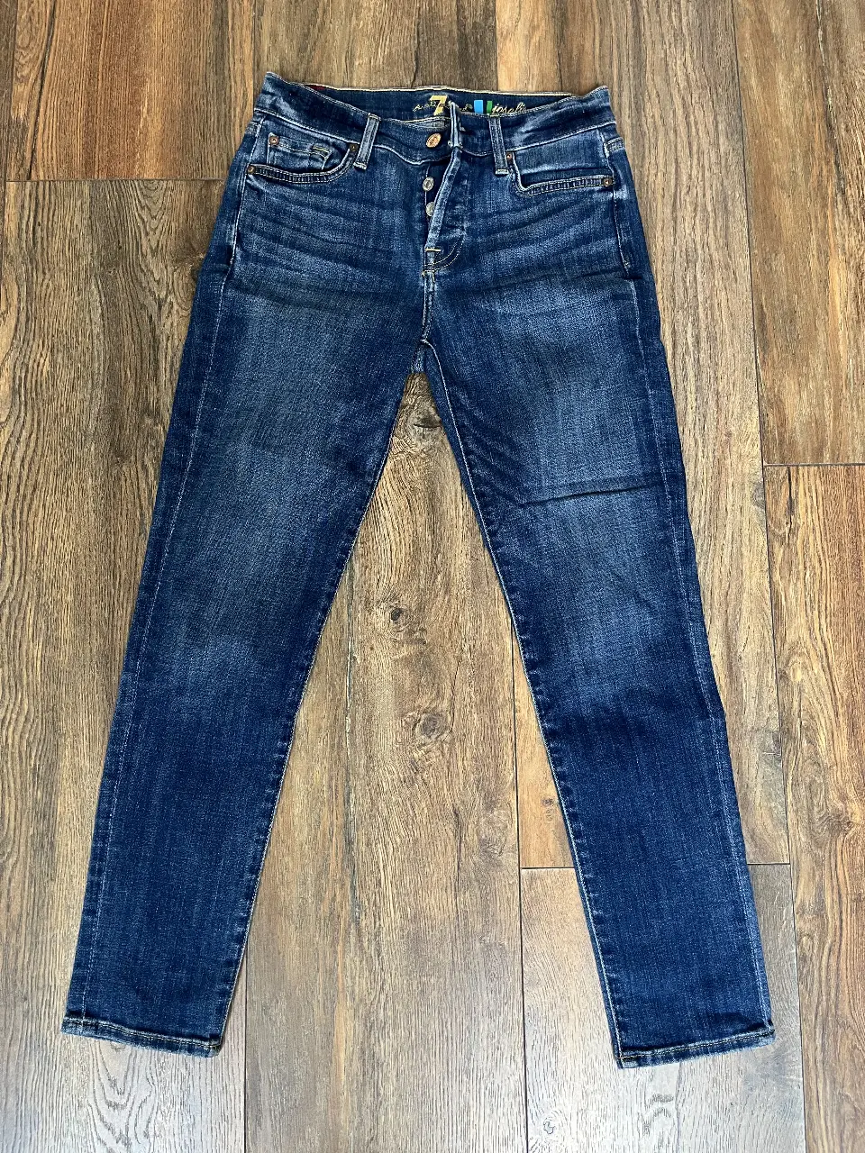 Jeans Josefina Skinny Boyfriend de tiro alto para mujer. Talle 24. Confeccionado en una mezcla de algodón, poliéster y elastano, este jean ofrece un ajuste cómodo y favorecedor. El diseño skinny boyfriend combina la silueta ajustada con un toque relajado, ideal para un look casual y moderno. Perfecto para cualquier ocasión.