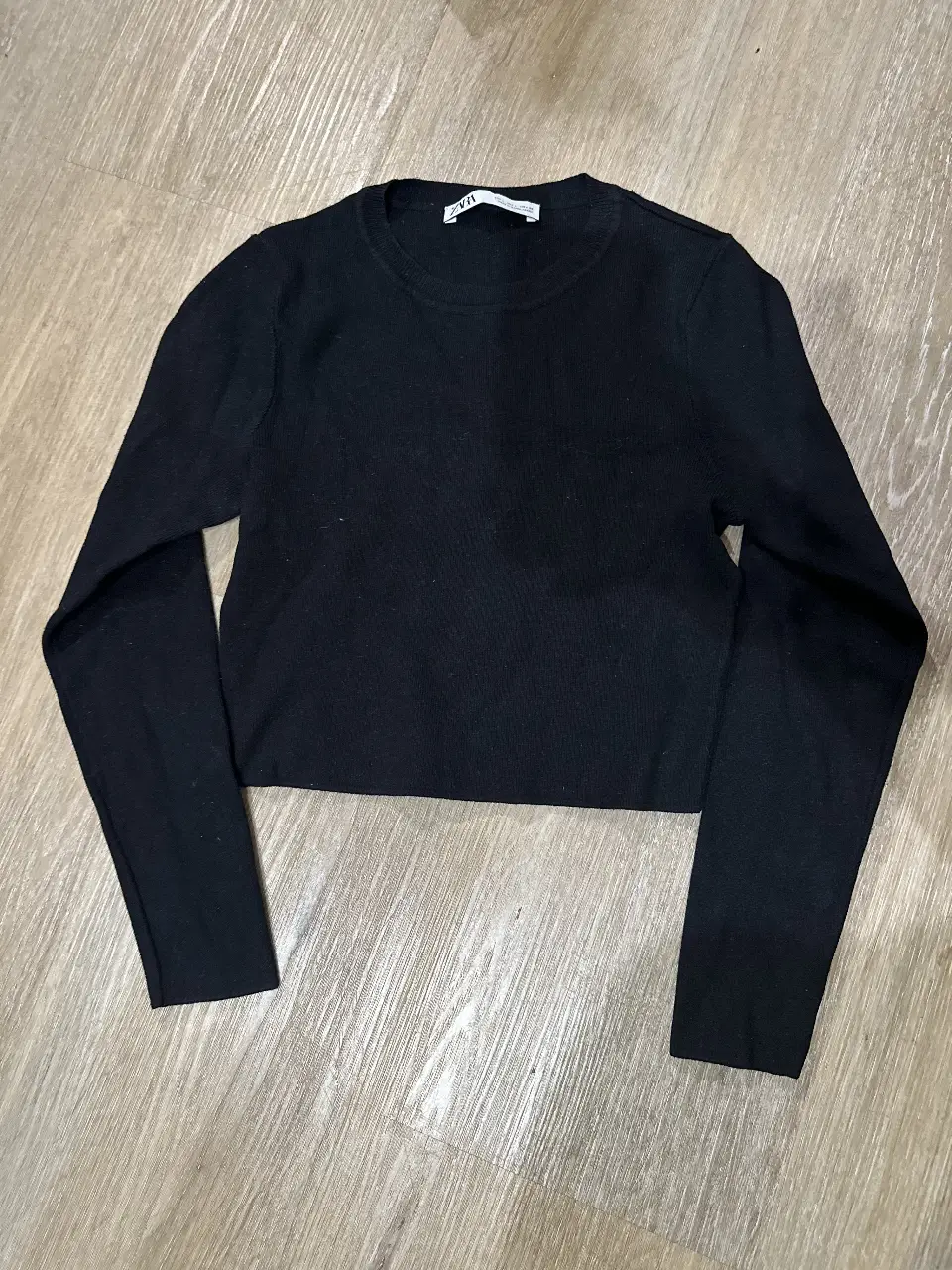 Sweater crop negro de tejido de punto, se puede usar tipo top abrigado. Perfecta para combinar con jeans o pantalones de vestir.