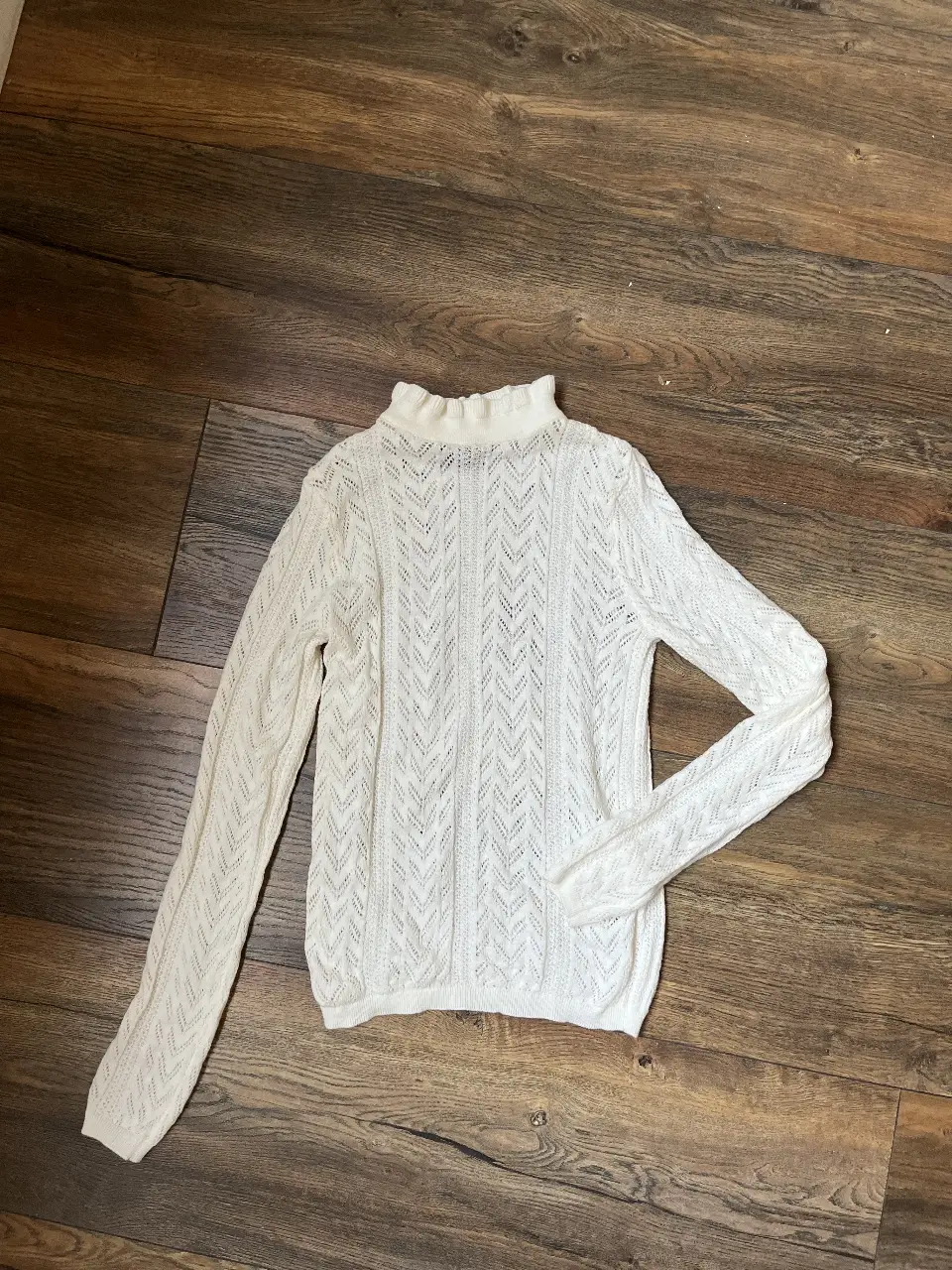 Sweater de mujer blanco con cuello polera y diseño calado. Talle S, de la marca Reserved. Ideal para un look elegante y abrigado.