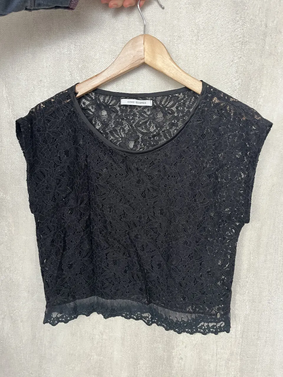Blusa de encaje negro, ideal para un look elegante y sofisticado. Perfecta para combinar con diferentes outfits.