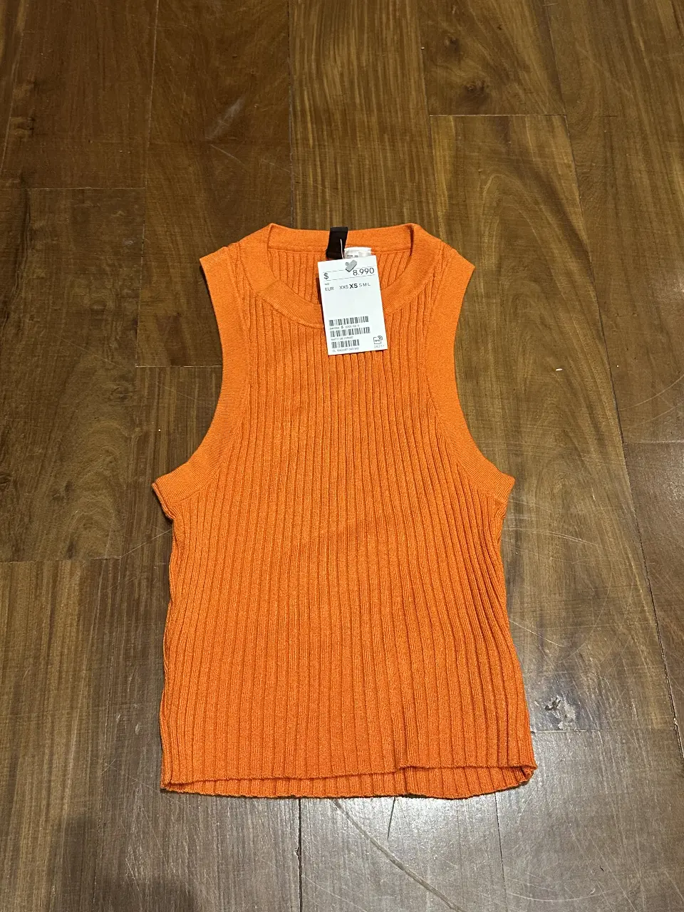 Musculosa naranja de tejido de punto acanalado, ideal para un look casual y moderno. Confeccionada en un tejido suave y cómodo, perfecta para combinar con jeans o shorts.