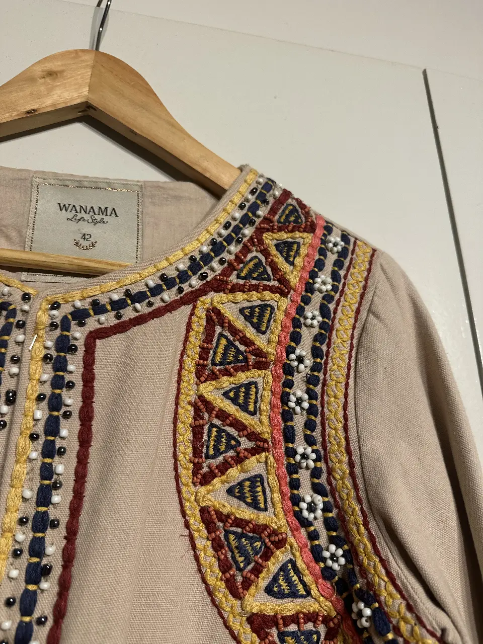 Kimono de algodón con bordados y flecos. Estilo boho, ideal para un look casual y con onda. Tiene bordados de mostacillas, lo use para algunos casamientos y esta bueno para un vestido negro o listo porque te levanta el look. 