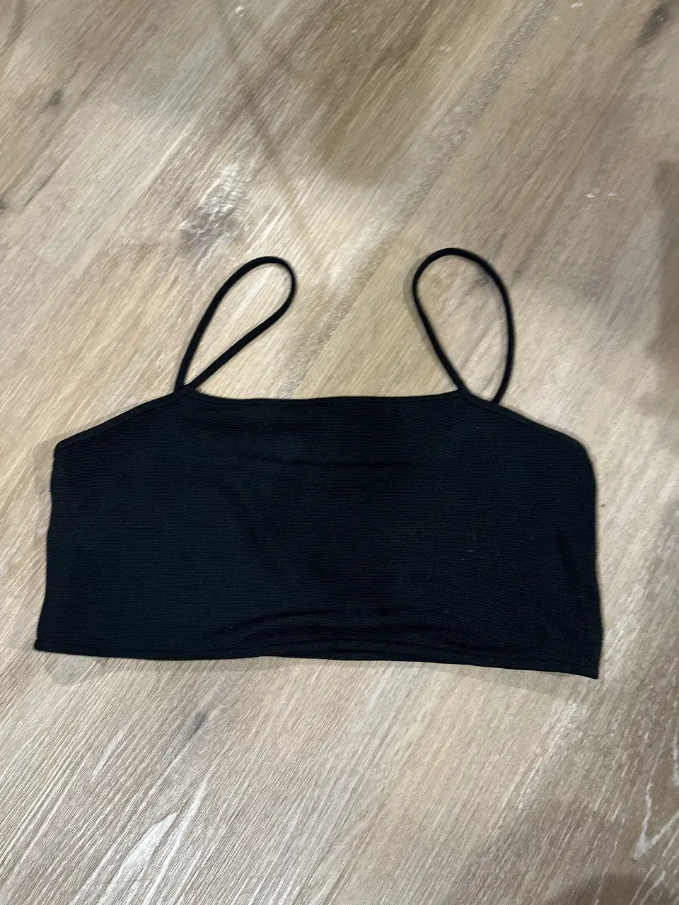 Top negro con breteles finos, ideal para un look casual o para combinar con otras prendas. De la marca Zara.