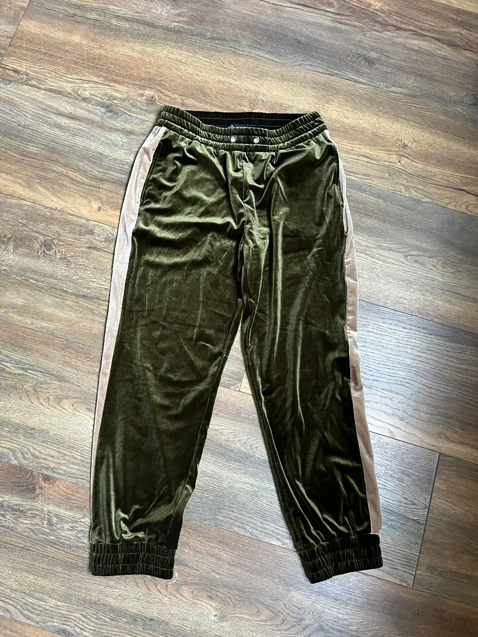 Pantalón de vestir de terciopelo verde con detalles en color crudo en los laterales. Talle S de la marca Zara. Ideal para un look casual y cómodo.