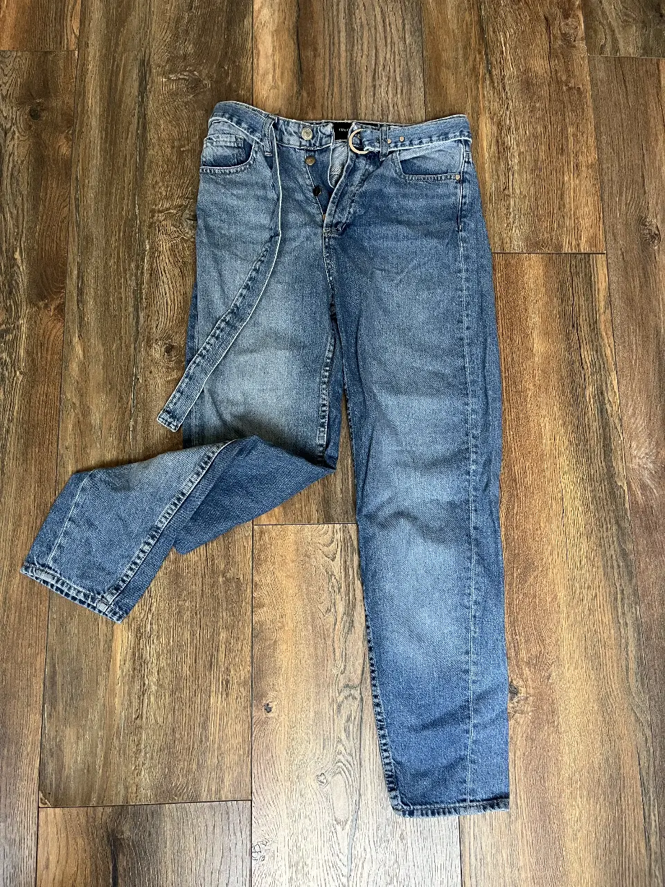 Jeans rectos de hombre, tiro alto, con cinturón. Talle 20.