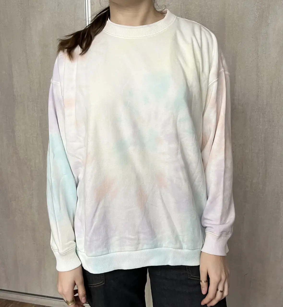 Buzo de cuello redondo de la marca American Eagle, con diseño tie dye en tonos pastel. Talle XS, ideal para un look casual y cómodo.