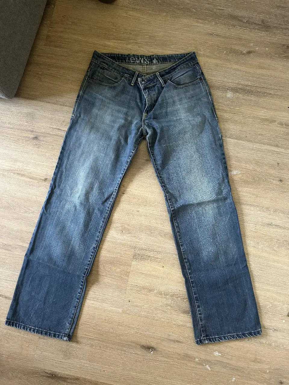 Jeans de hombre Levi's, corte recto, color azul gastado. Talle 30x32, con detalles de desgaste.